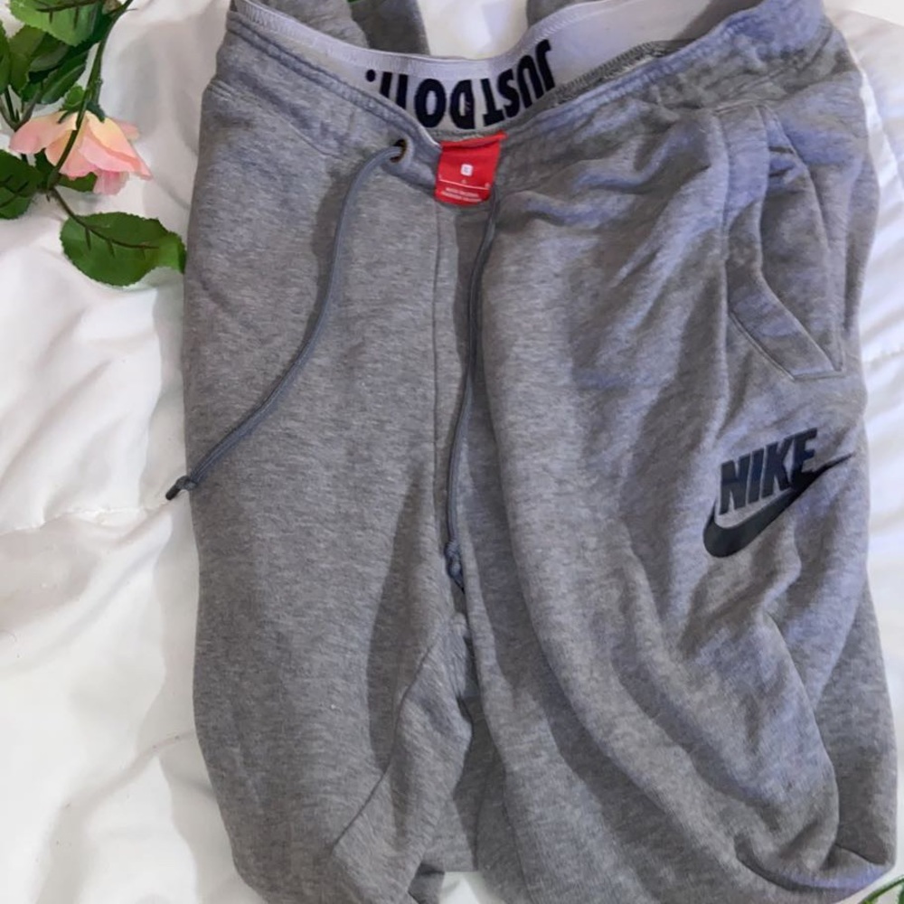 Nike grey Sweatpants 🤍